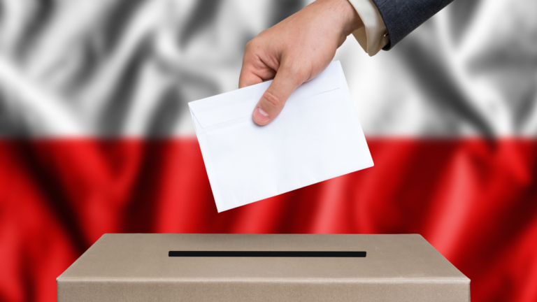 Mężczyzna wrzucający kartę do głosowania do urny na tle polskiej flagi